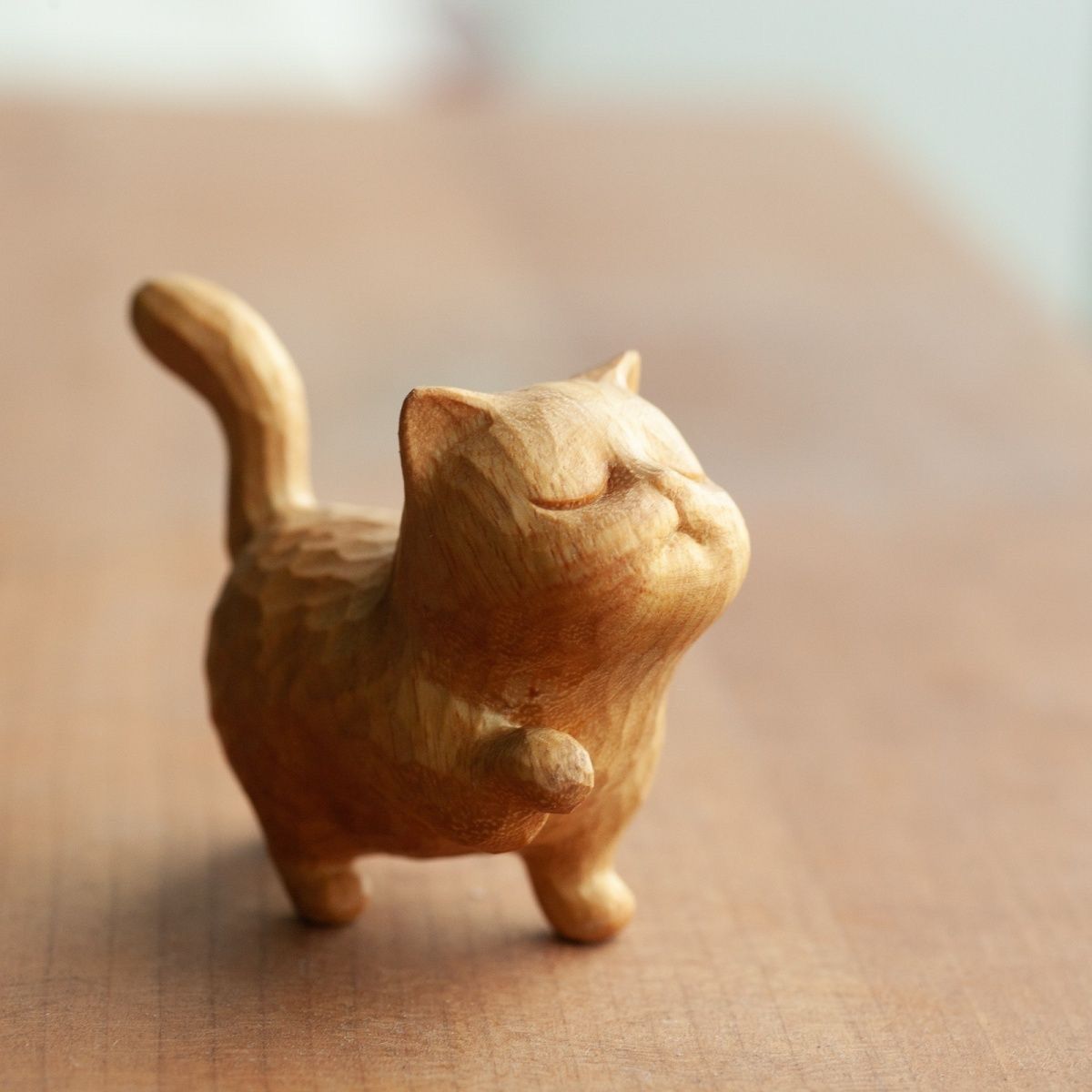 Chat en Bois de Buis Mignon & Ludique - Mascotte de Prospérité pour Intérieur Moderne