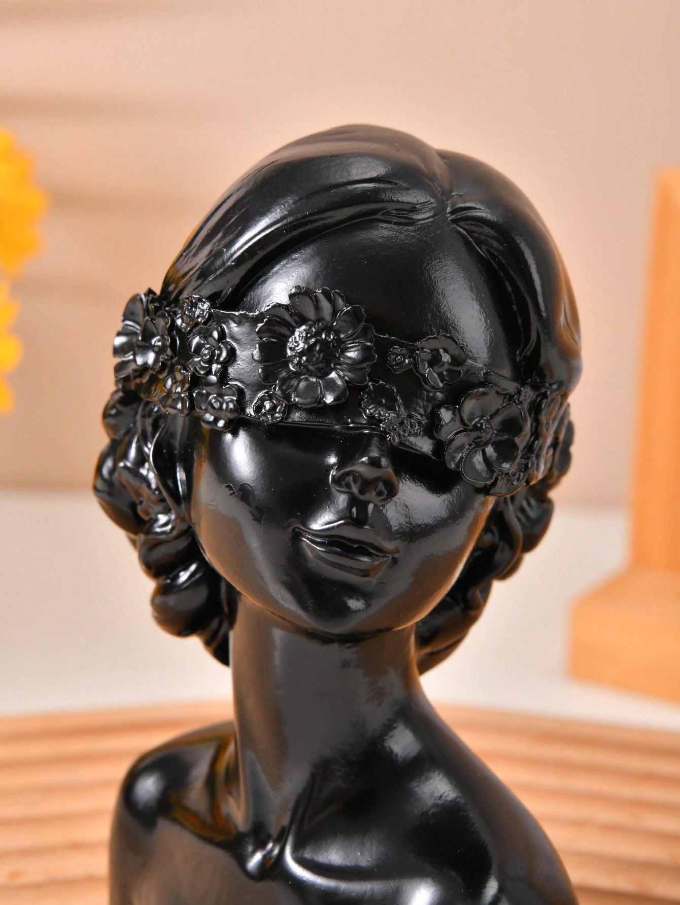 Figurine Élégante Fille aux Fleurs - Ajout Ambiance à votre Décor Maison