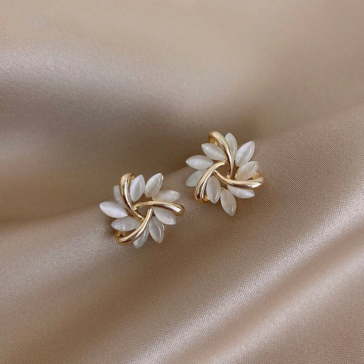 Nina - Boucles d'oreilles élégantes à tige en forme de fleur d'opale