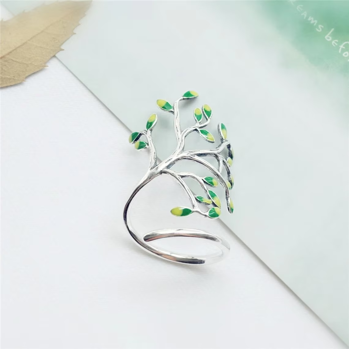 Bague en argent à feuilles vertes - Une bague unique avec de beaux détails