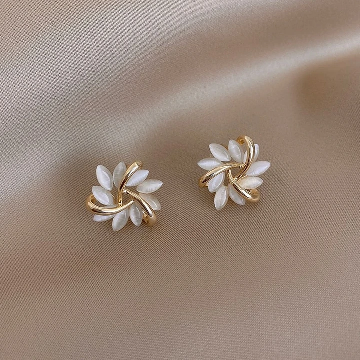 Nina - Boucles d'oreilles élégantes à tige en forme de fleur d'opale