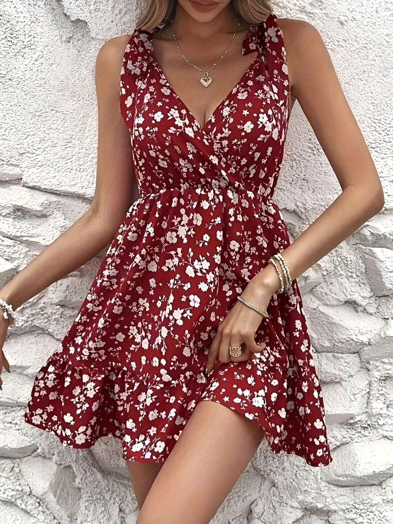 MiSun - Robe rouge à fleurs avec décolleté en V