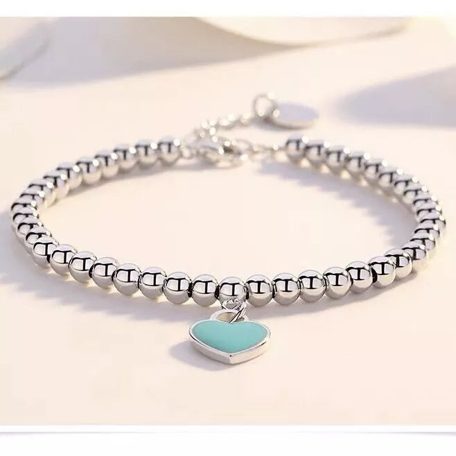 Ivy - Bracelet de perle en argent avec un pendentif cardiaque subtil