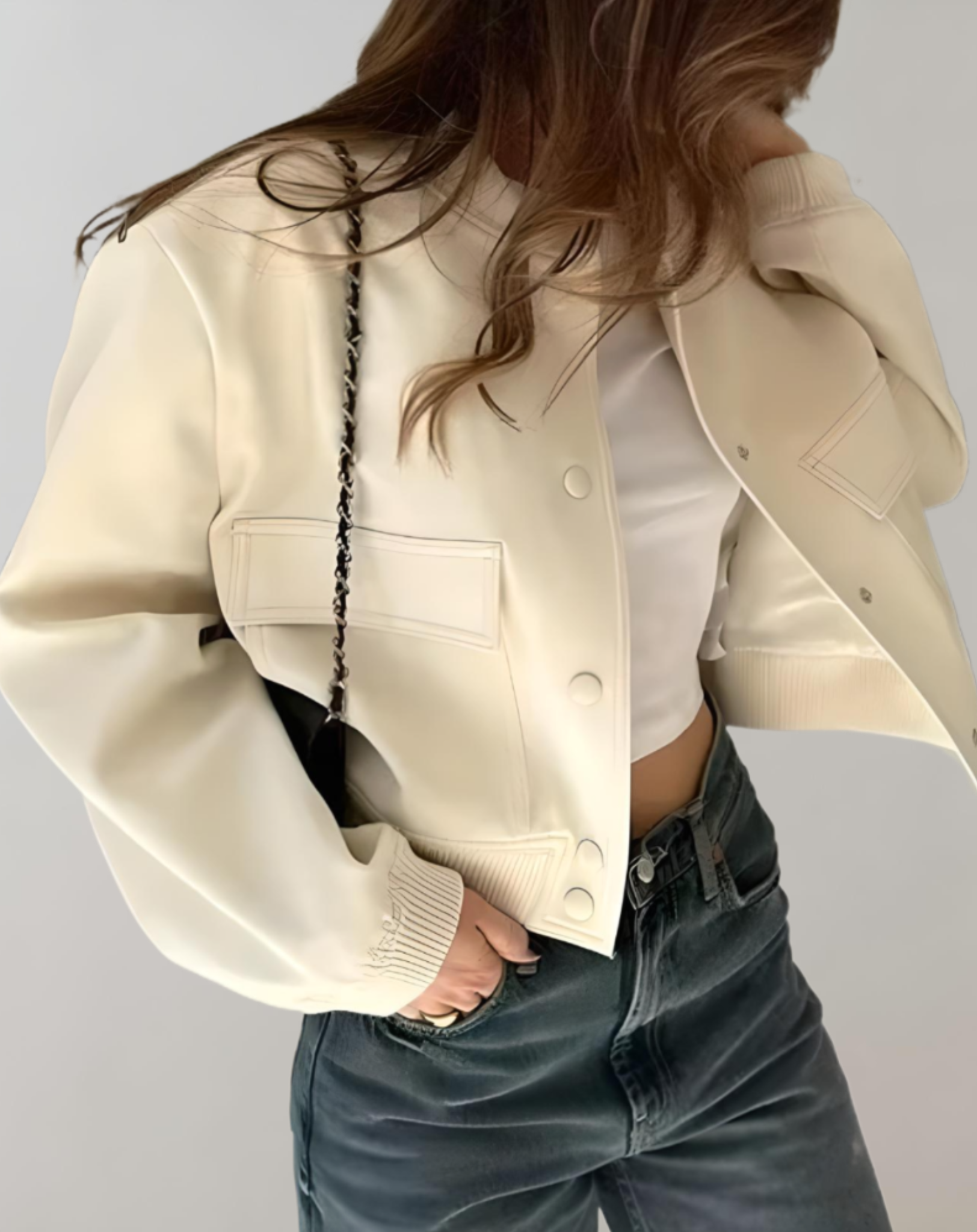 Isabella - Manteau d'automne court en denim blanc simple avec poches poitrine et fermeture boutonnée