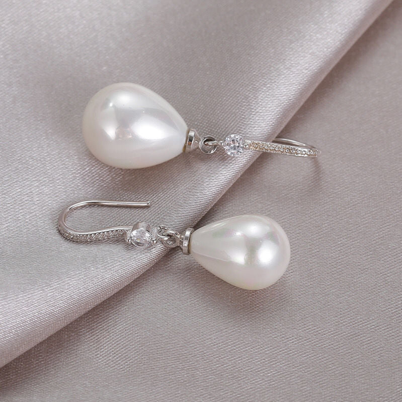 Lina - Boucles d'oreilles ovales en perles blanches avec strass