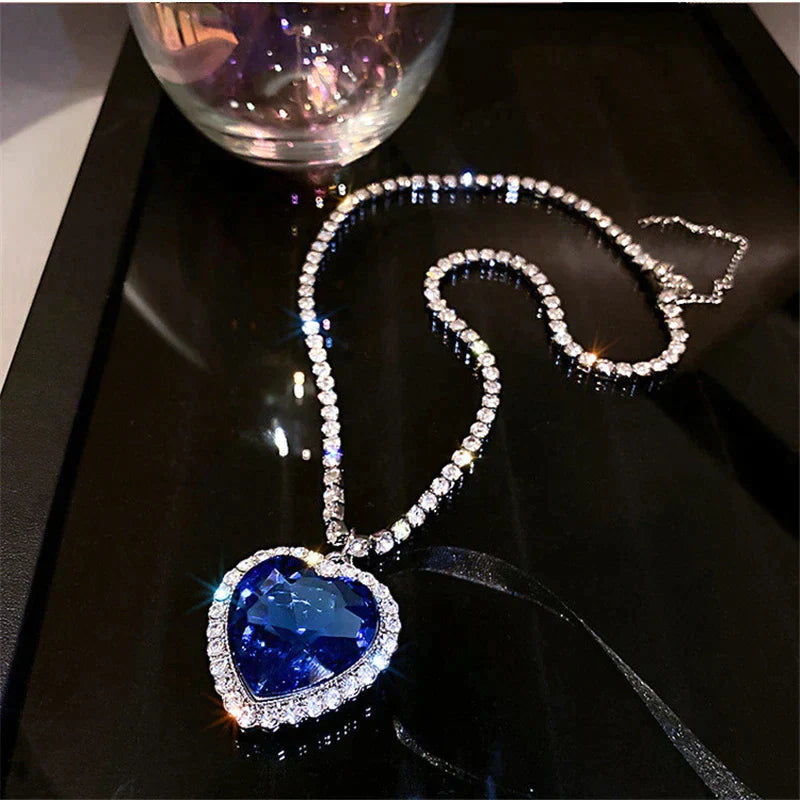 Zoë - Collier en cristal coeur bleu au style élégant