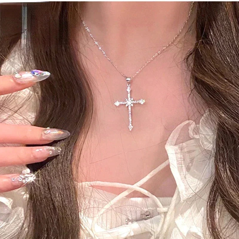 Fleur - Collier de luxe en cristal de zirconium avec pendentif croix