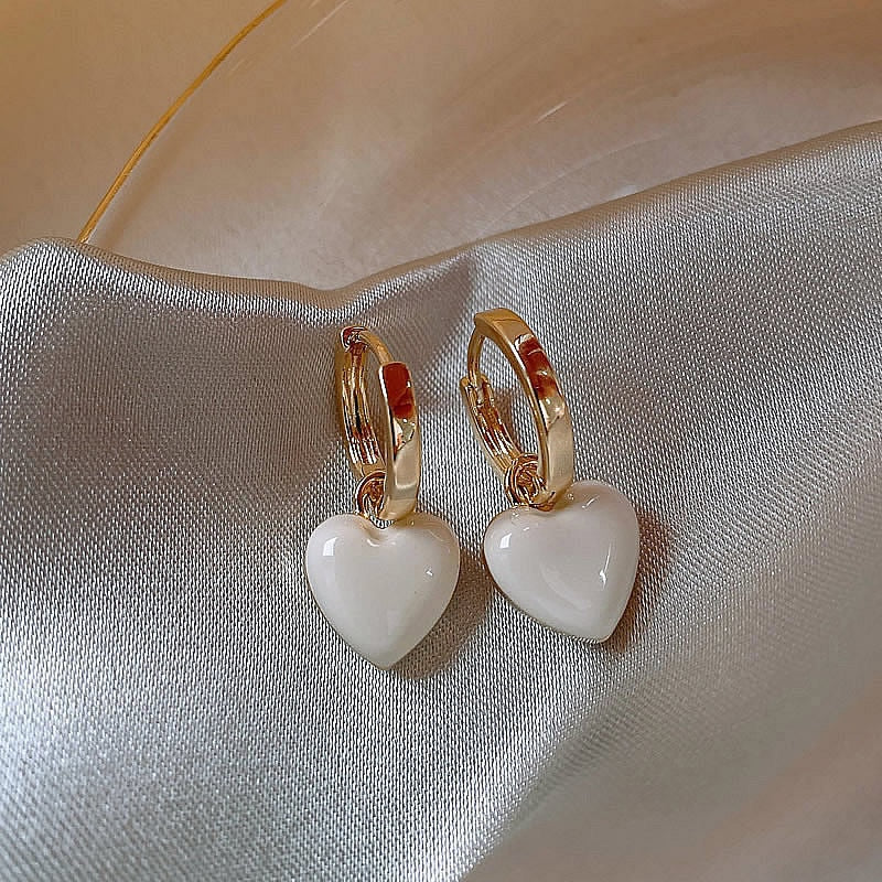 Romy - Des boucles d'oreilles en forme de coeur pour un look romantique