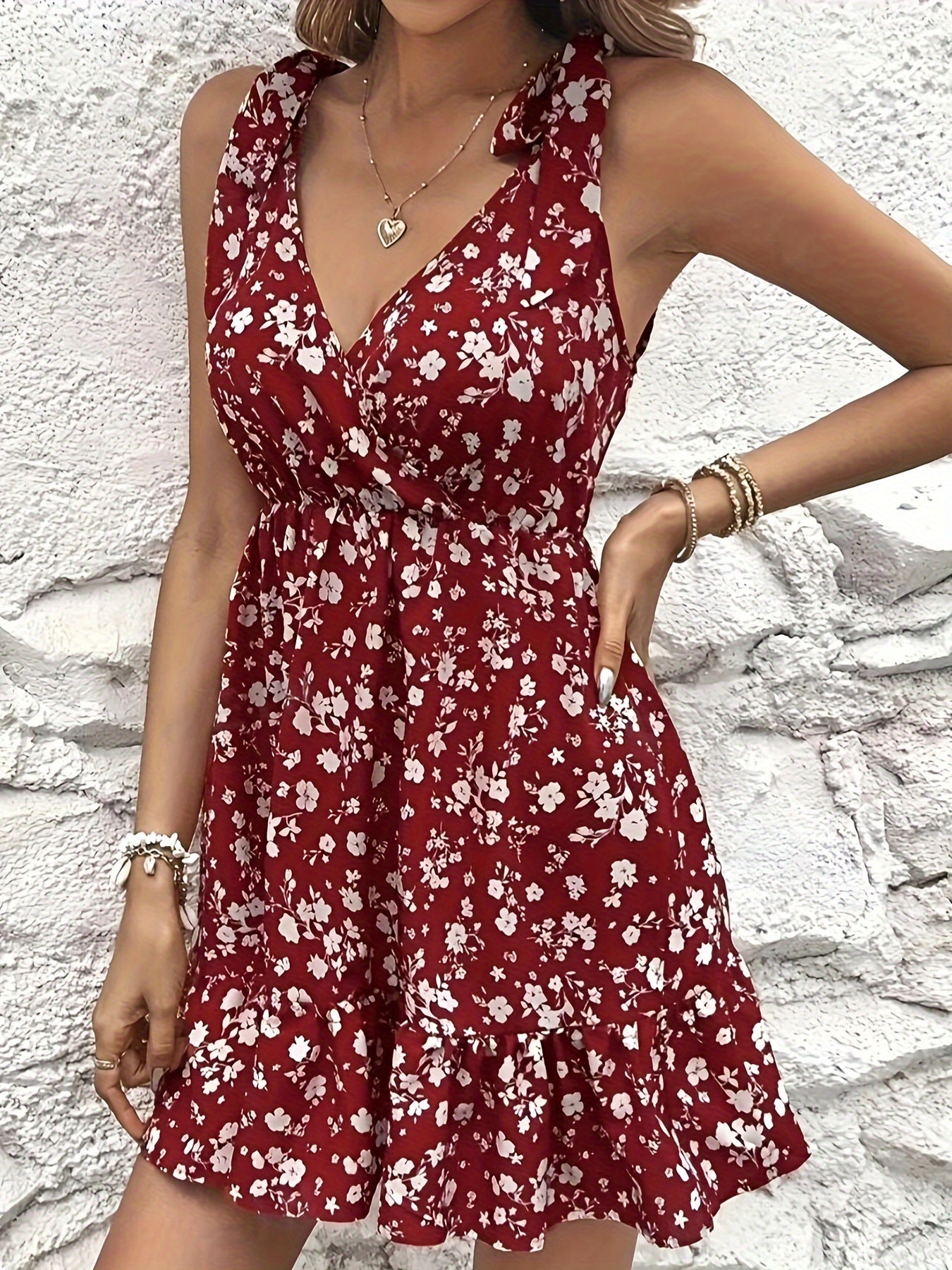 MiSun - Robe rouge à fleurs avec décolleté en V