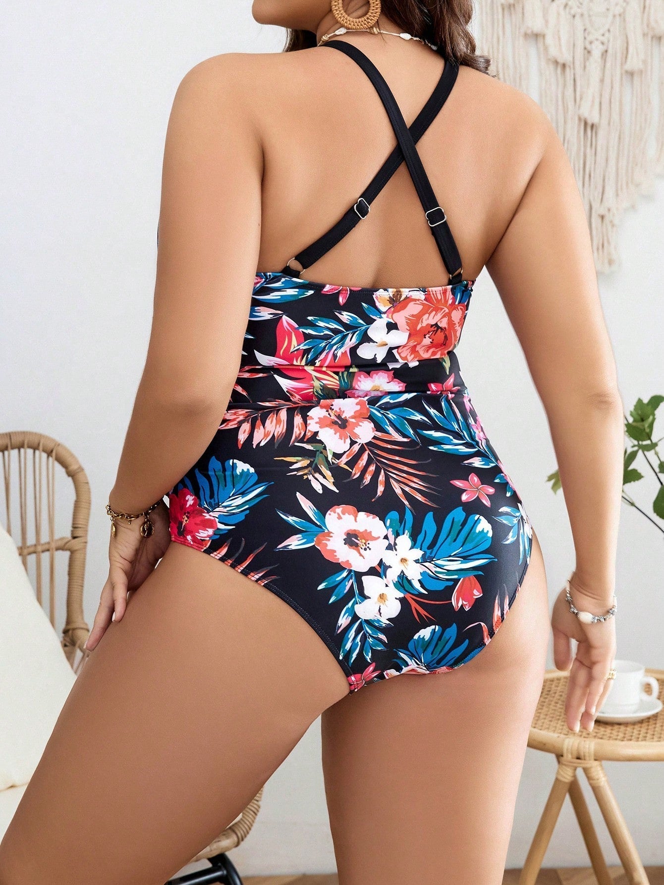 LolaBeach - Maillot de bain noir à col en V et imprimé floral