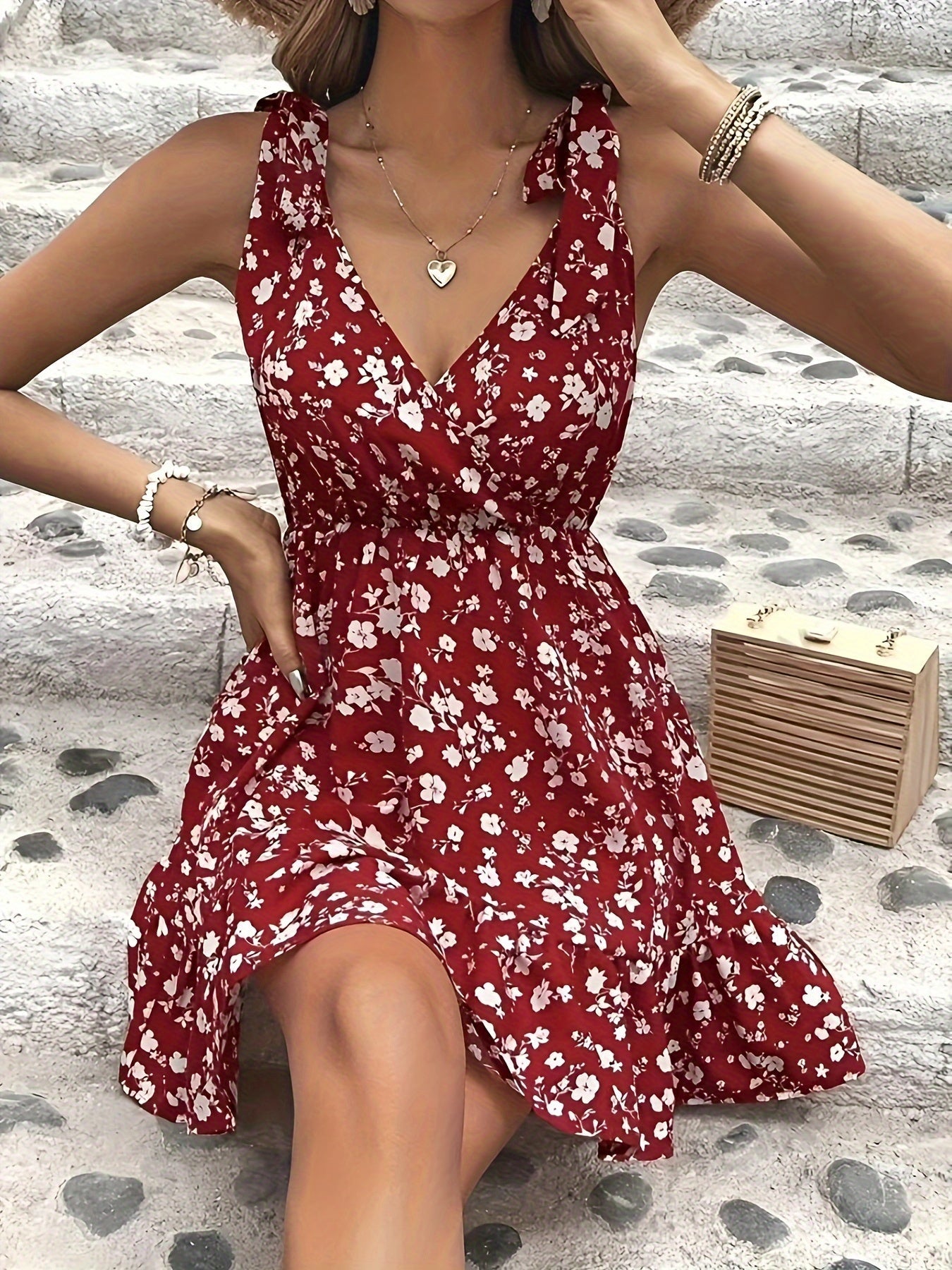 MiSun - Robe rouge à fleurs avec décolleté en V